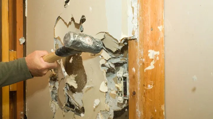 Nhà đẹp nhưng lộ đường ống gây bong tróc tường